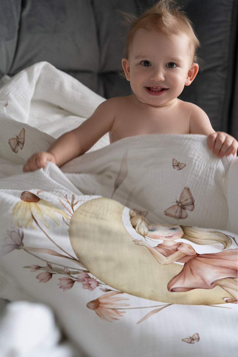 Lachendes Mädchen im Bett mit Kinderbettwäsche „Sweet Ballerina" in zarten Tönen