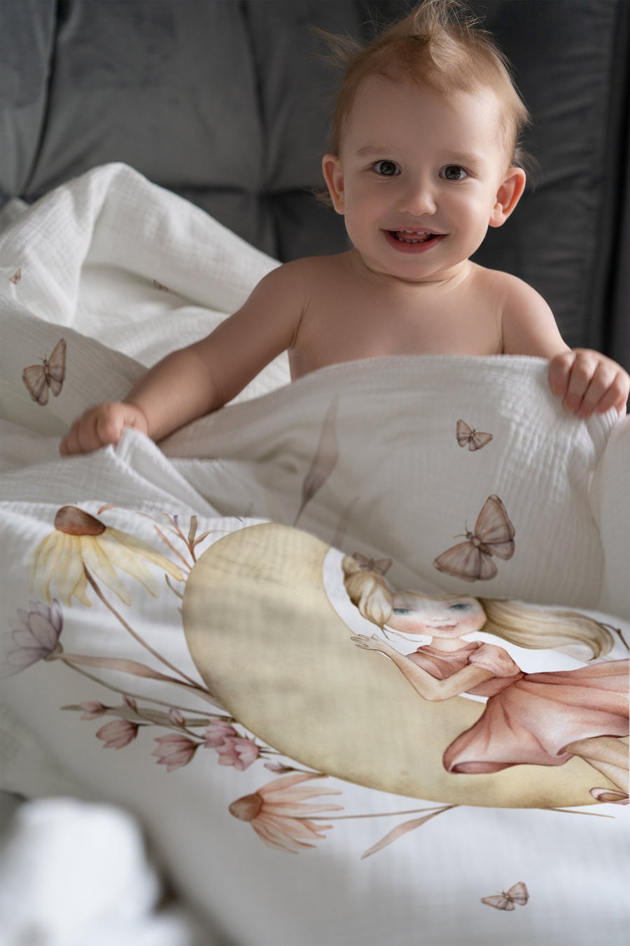 Lachendes Mädchen im Bett mit Kinderbettwäsche „Sweet Ballerina" in zarten Tönen