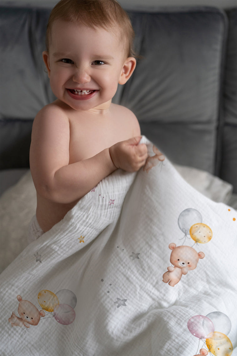 Lachendes Kind im Bett mit Kinderbettwäsche „Bärchen"